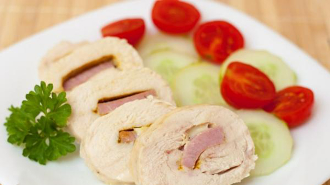 Курячі рулетики з шинкою та сиром