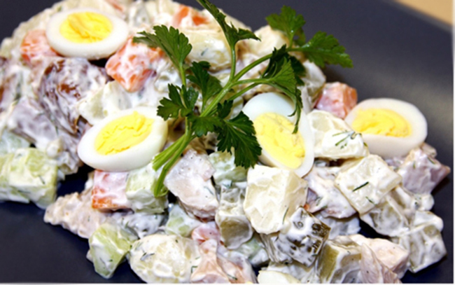 Кілька рецептів приготування салату з копченою куркою та грибами