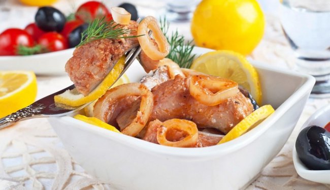 Маринуємо оселедець у томатному соусі. Швидко та смачно Маринуємо оселедець у томатному соусі. Швидко та смачно