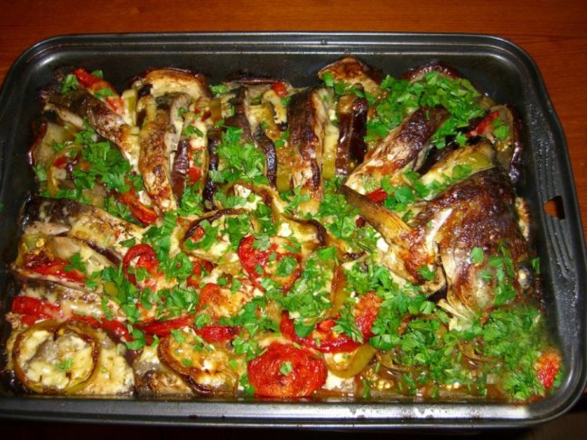 Як приготувати запеченого коропа з овочами