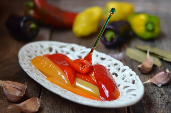 Консервуємо маринований перець із медом