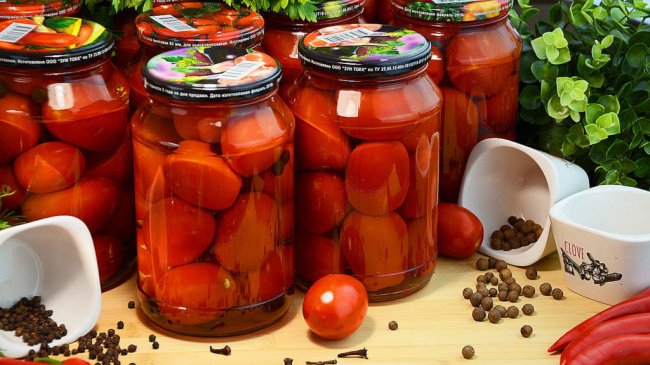 Консервуємо на зиму. 9 рецептів маринованих помідорів