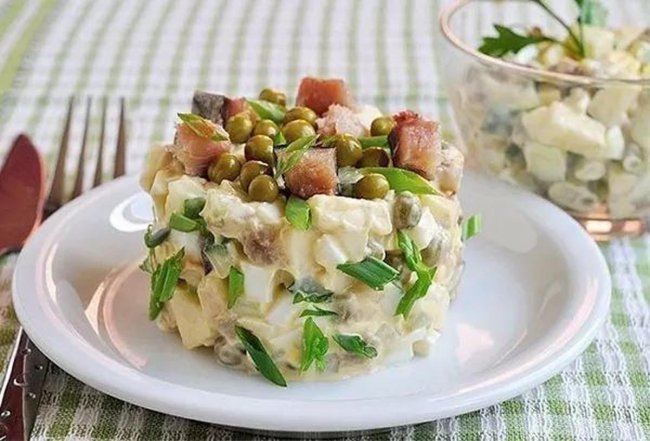 Смачно та святково. Простий салат з копченою скумбрією