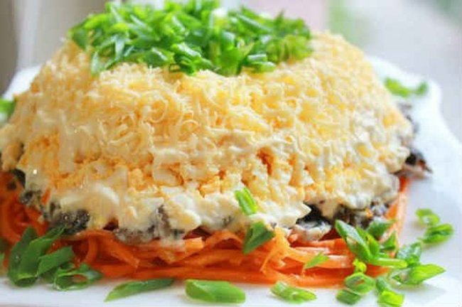 Салат з куркою, корейською морквою та печерицями