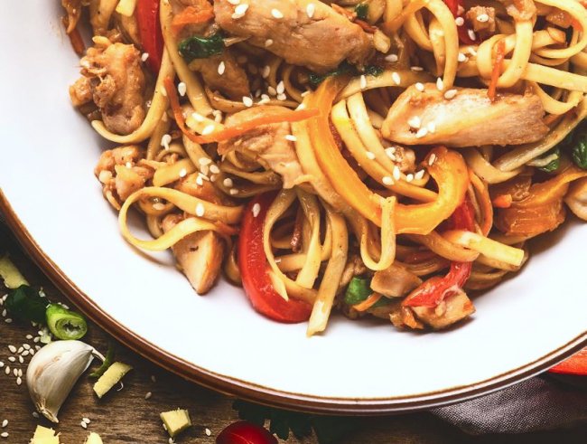 Китайська кухня. Смажена пікантна локшина з куркою