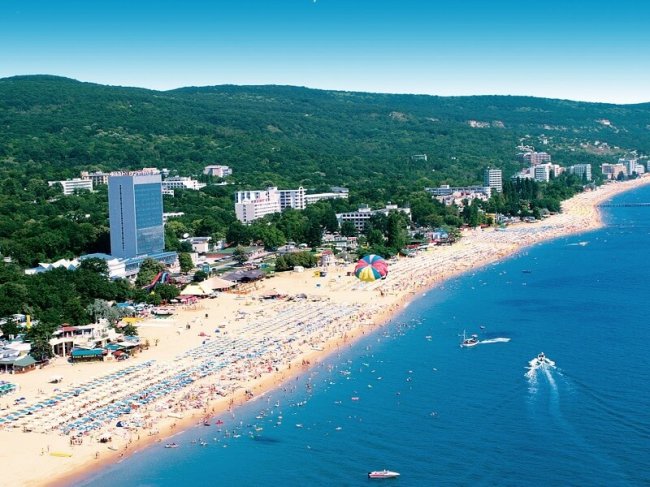 Куди поїхати на відпочинок. Болгарія назвала умови в'їзду для українців з 1 травня