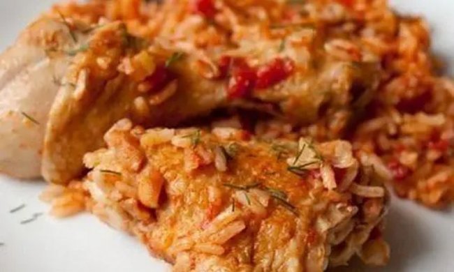 Приготуйте на вечерю. Курячі стегенця з рисом у томатному соусі