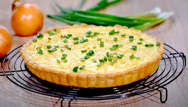 Французька кухня. Цибулевий пиріг із сиром та яйцями
