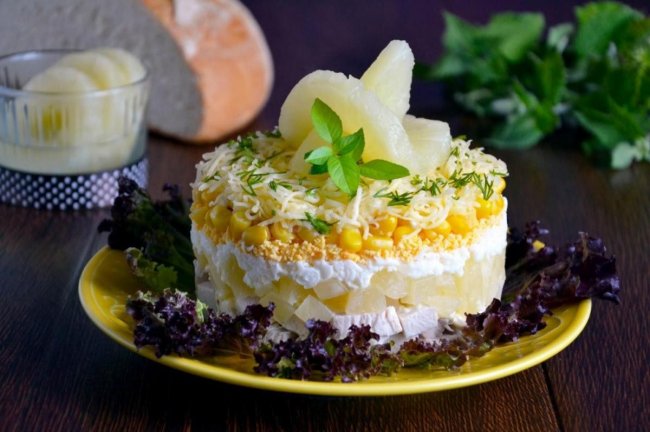 Новорічні страви. Салат з куркою та ананасами