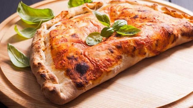 Італійська кухня. Готуємо закриту піцу кальцоне карбонара
