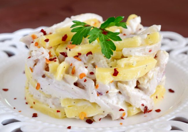 Готуємо салат "Наложниця". Чудове поєднання курятини, кальмарів та сиру