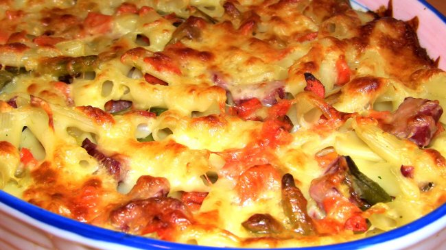 Запіканка з макаронами і сиром. Ситно і смачно