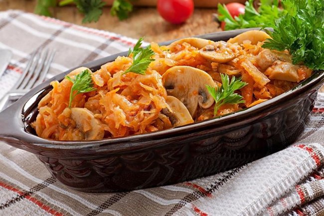 Пісні страви. Смачна тушкована капуста з грибами